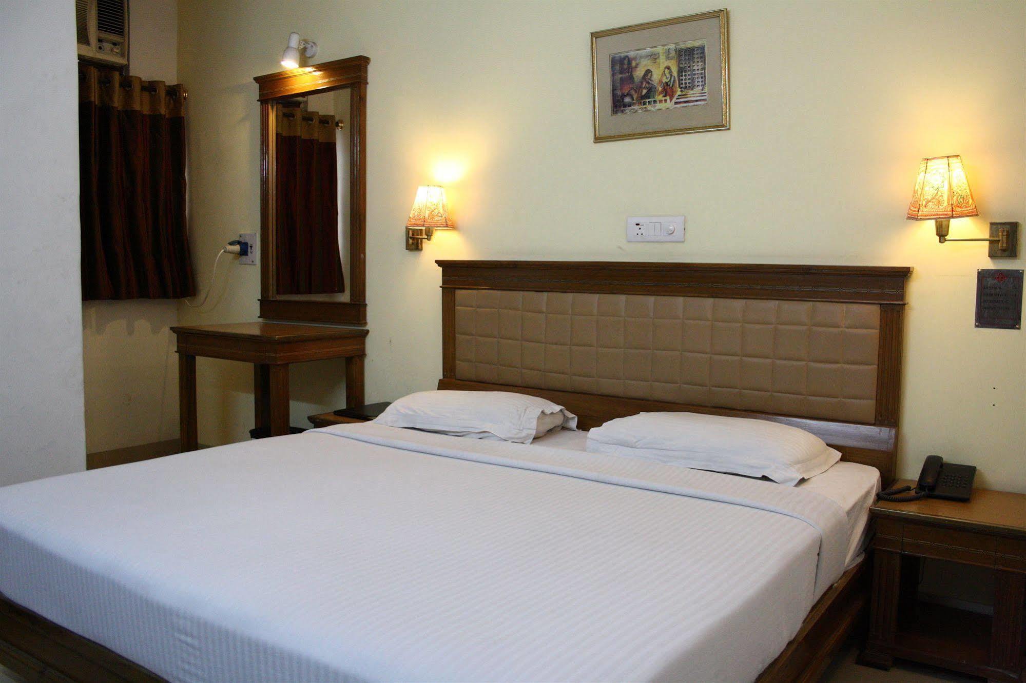 Hotel Pooja Palace Nowe Delhi Zewnętrze zdjęcie